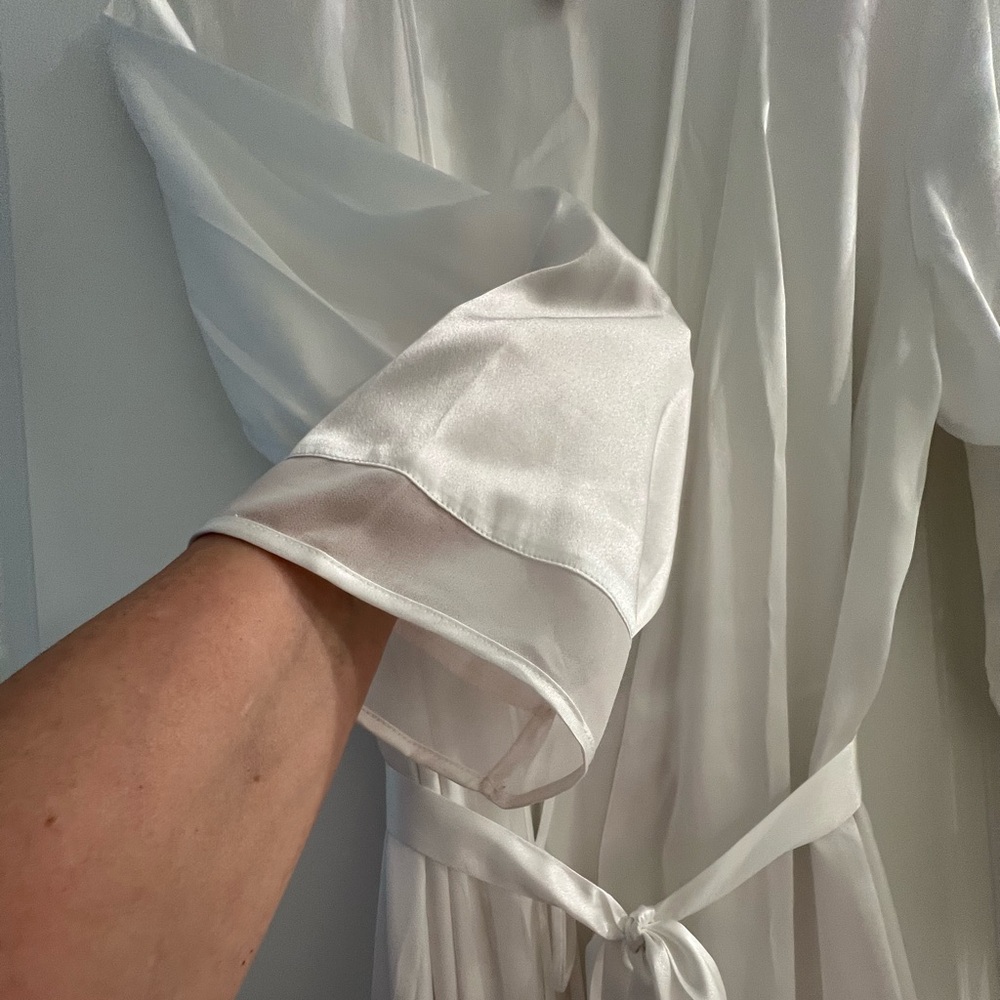 Elegant White Robe - Picture 3 of 10